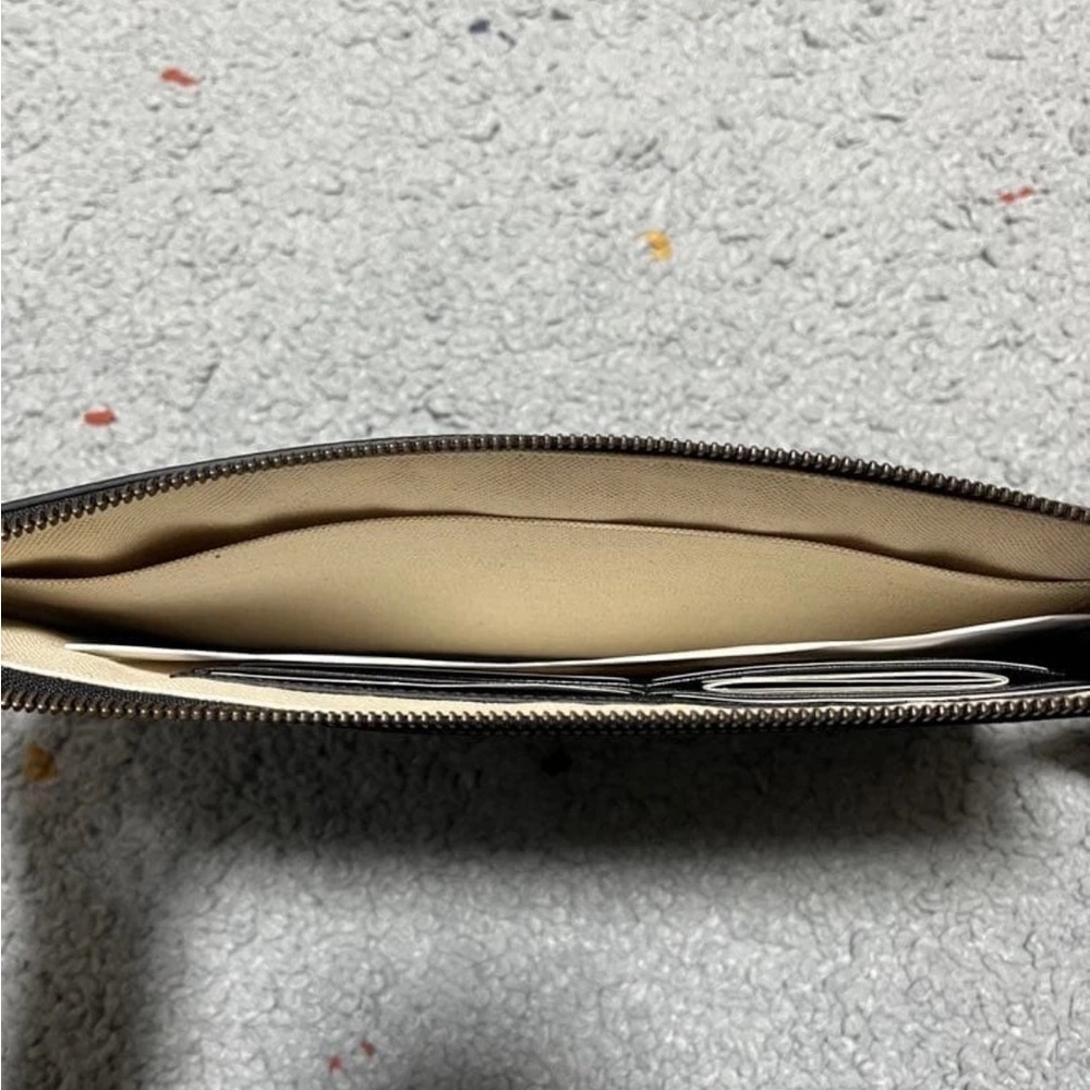 Gucci Black Leather Wristlet - Picture 4 of 8